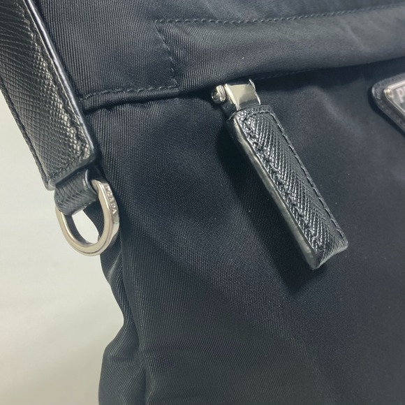 Prada Plate Triangle Diagonal Hanging Bag Black - Picture 6 of 9